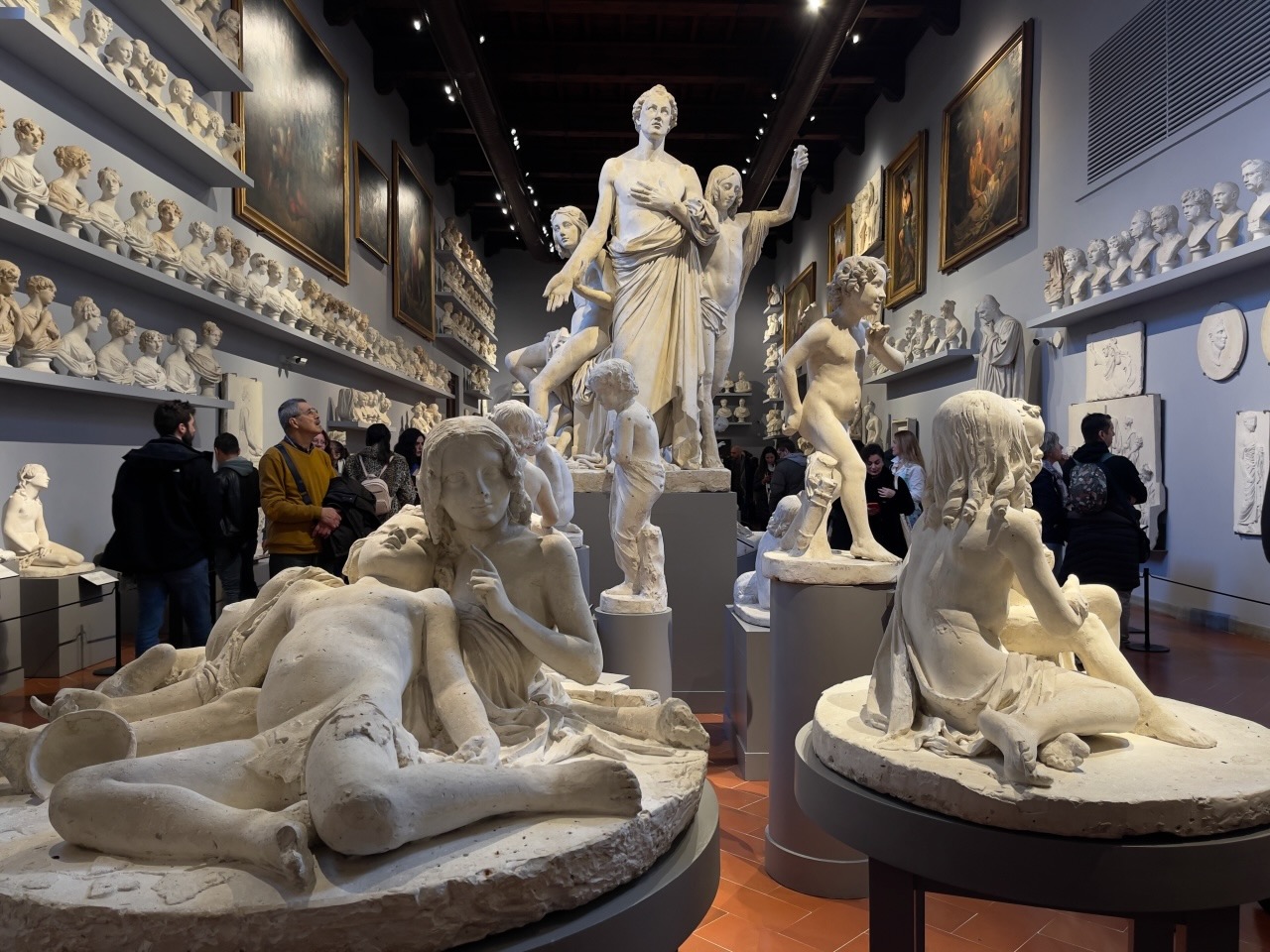 gruppo scultoreo dentro la galleria accademia