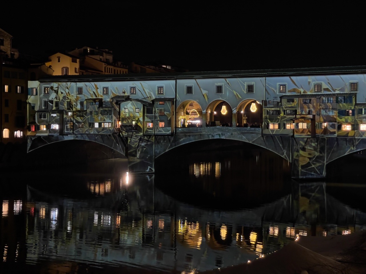 ponte vecchio di firenze durante lo spettacolo di luci