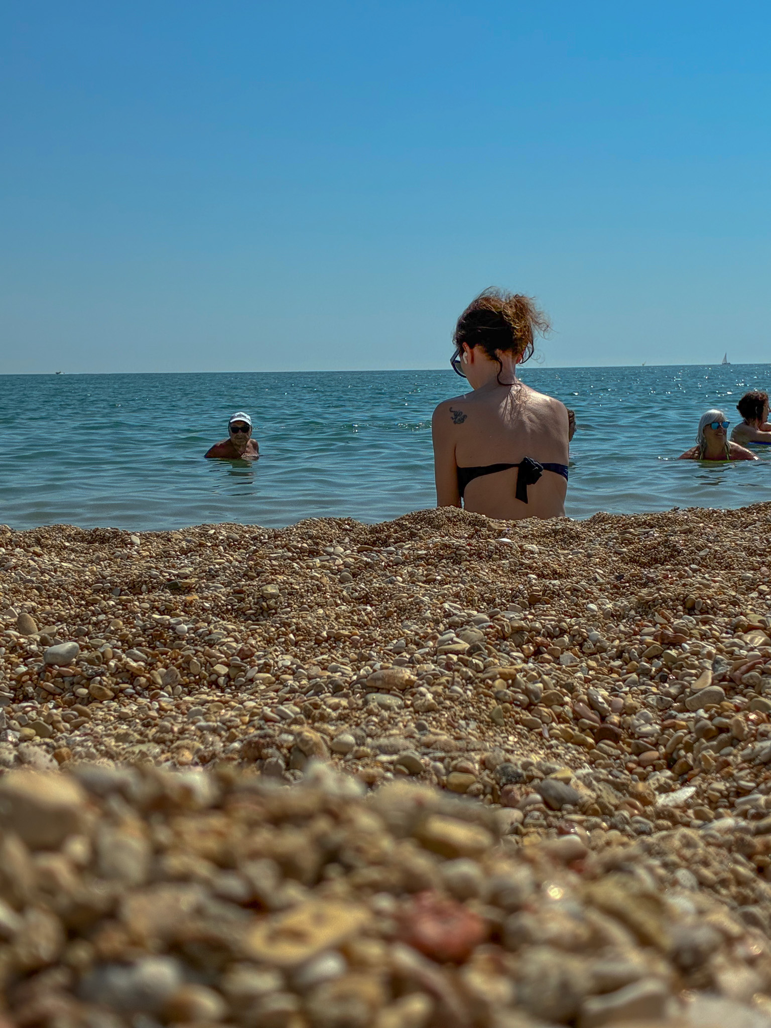 chiara di viaggi e ritratti nella spiaggia di numana bassa e marcelli