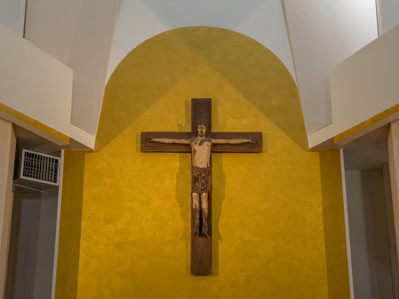 il crocifisso di beirut della chiesa cristo re di numana
