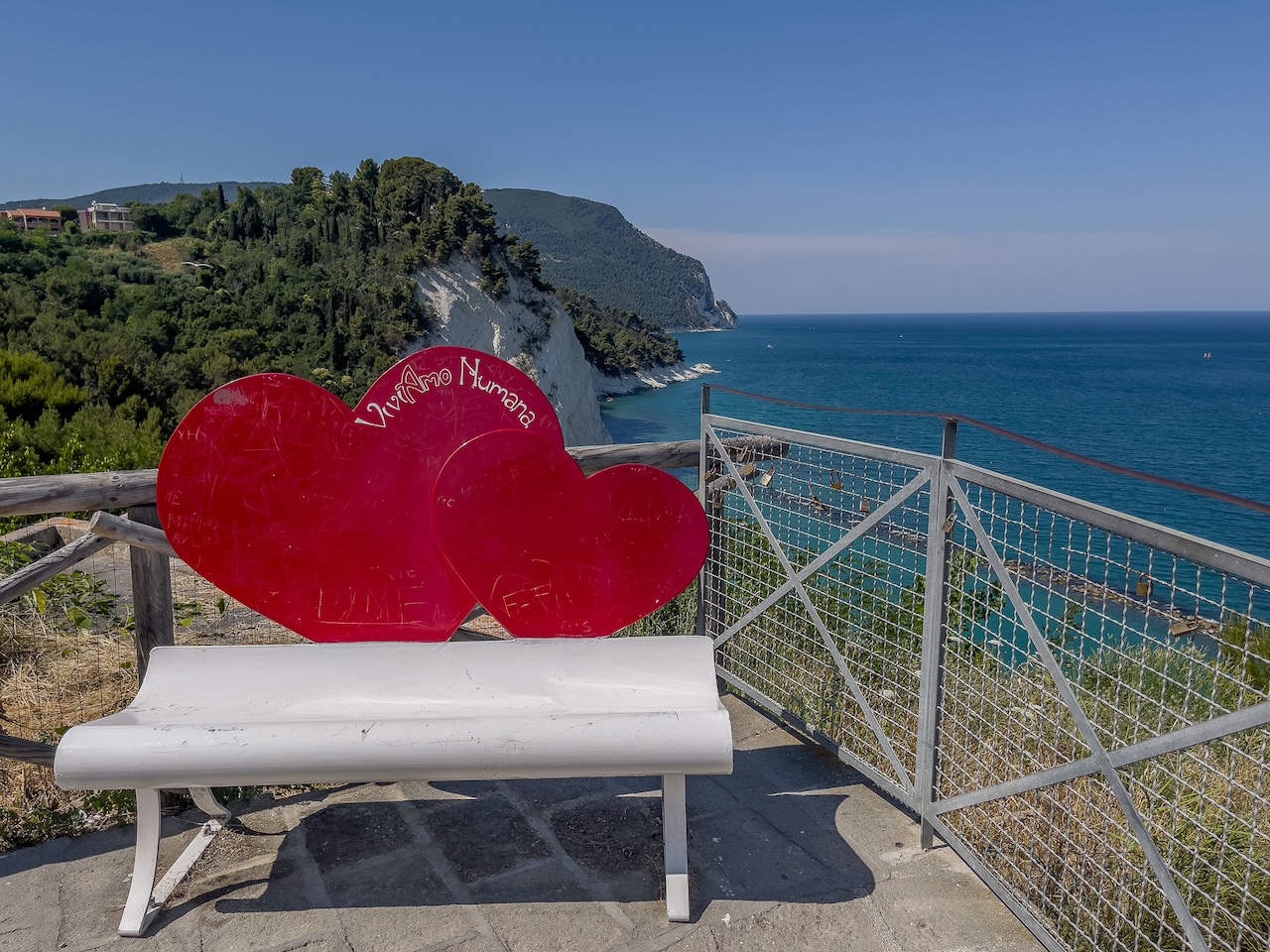 la panchina dell'amore al belvedere di piazza nova
