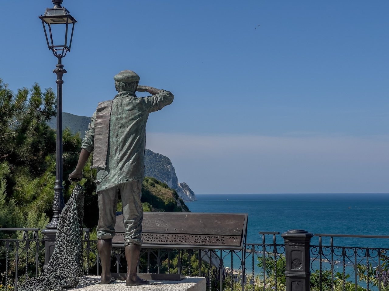 statua del pescatore di numana