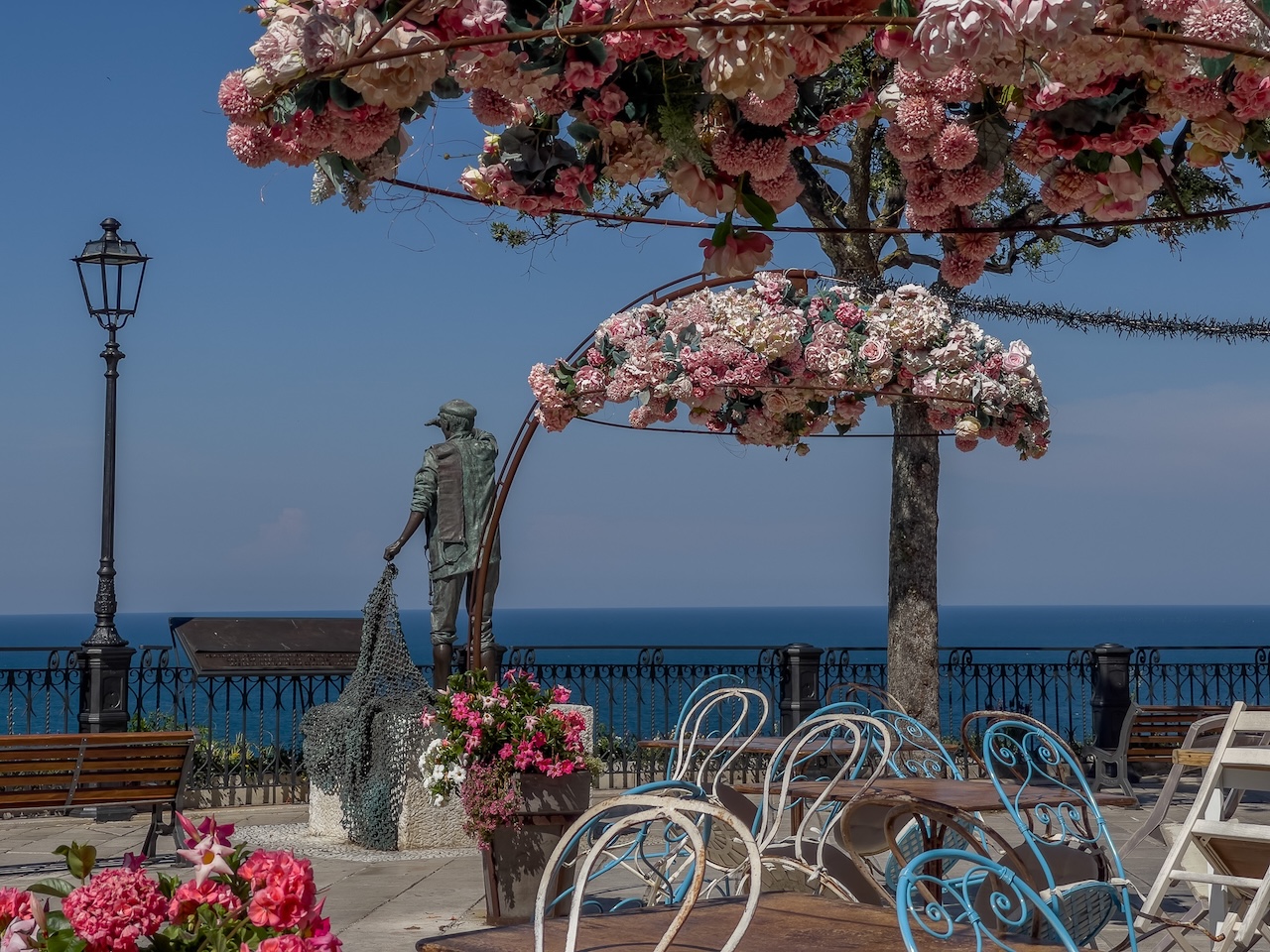 statua del pescatatore vista dalla piazzetta