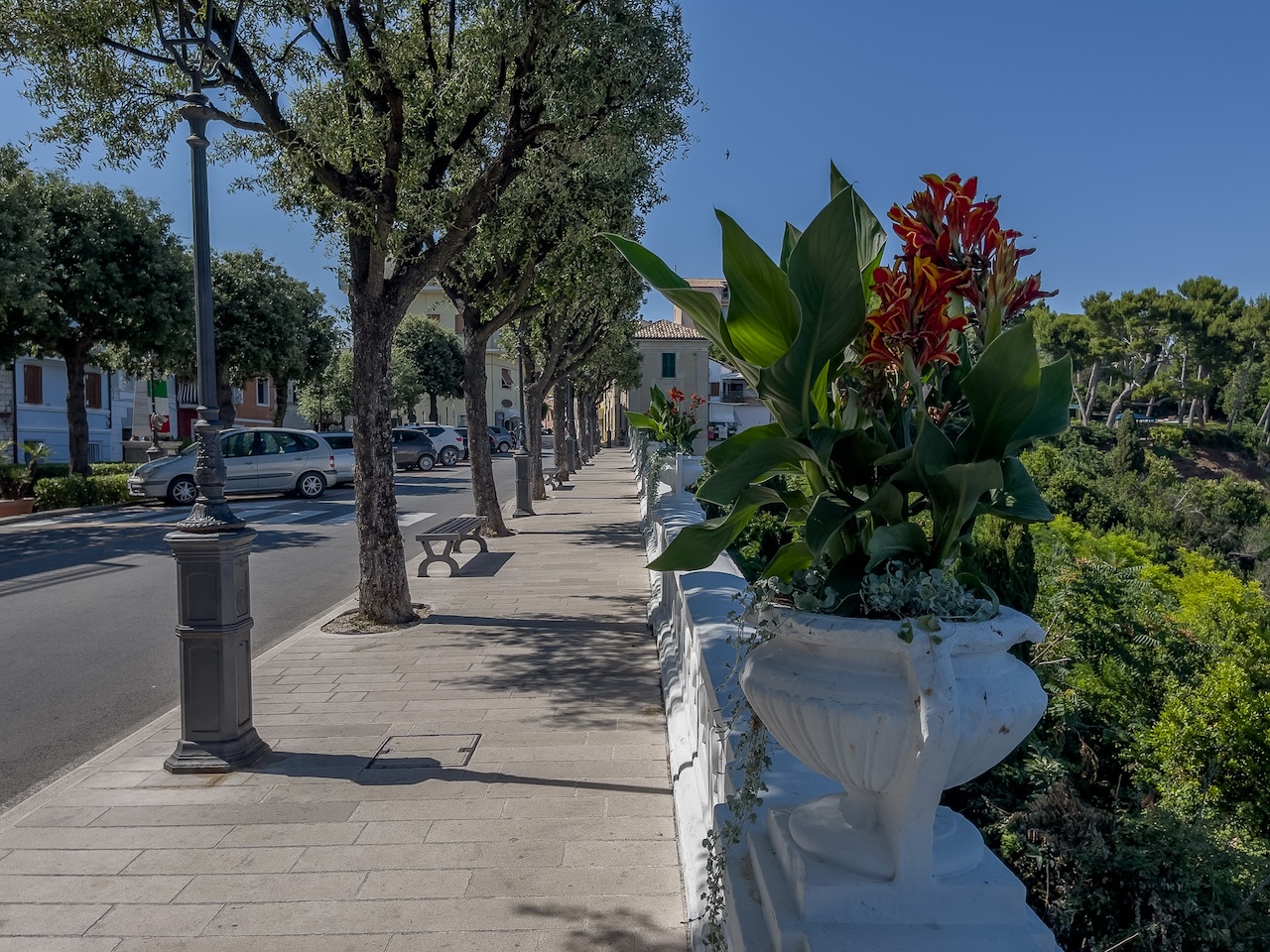 vasi ornamentali di via roma a numana