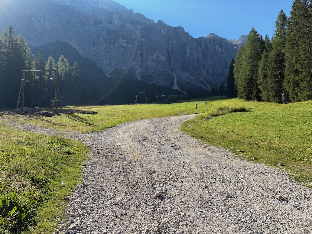 primo bivio dell'escursione da plan de gralba al passo sella
