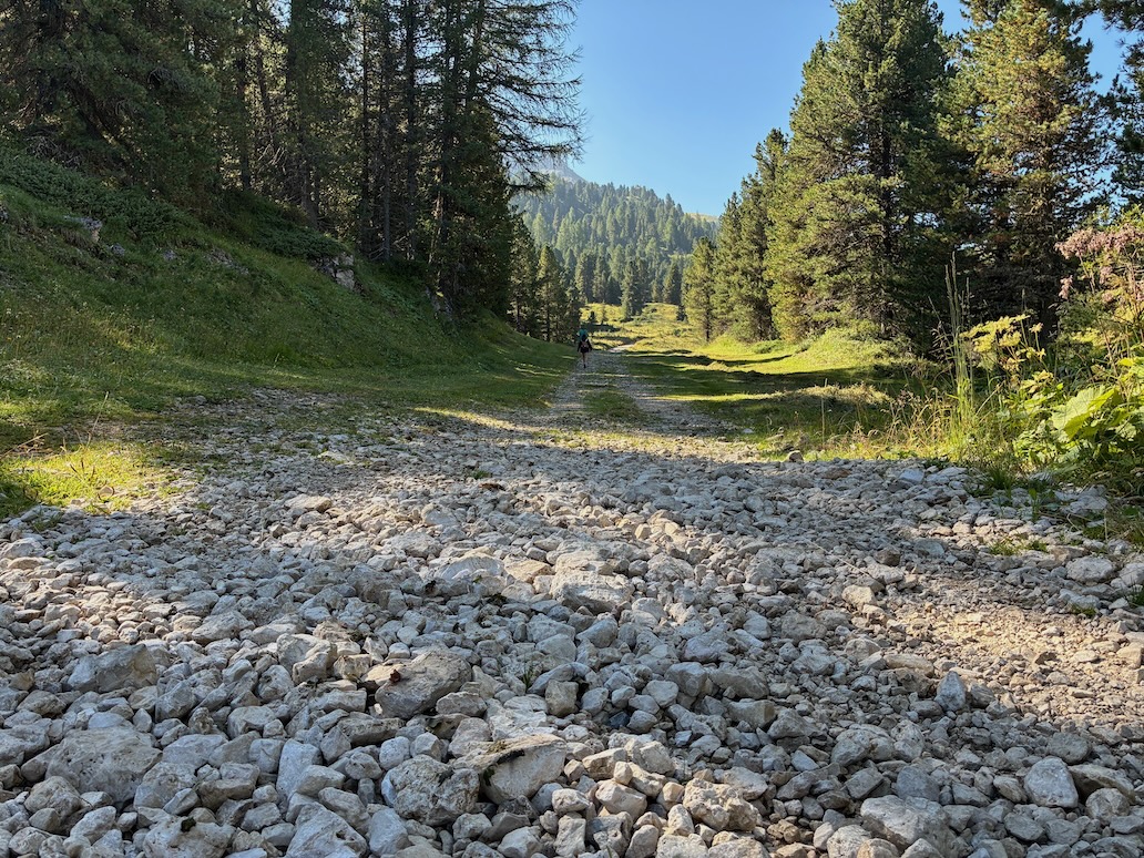 sentiero pietroso verso malga sella